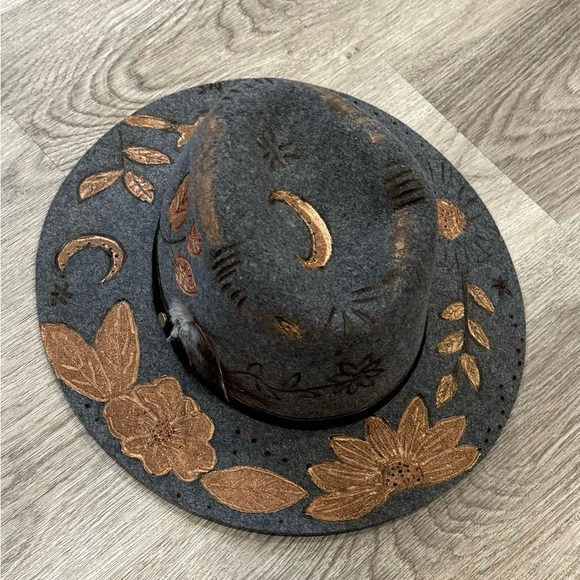 Wool felt Grey Hat,Painted,burned and heat etched.S - Picture 2 of 6